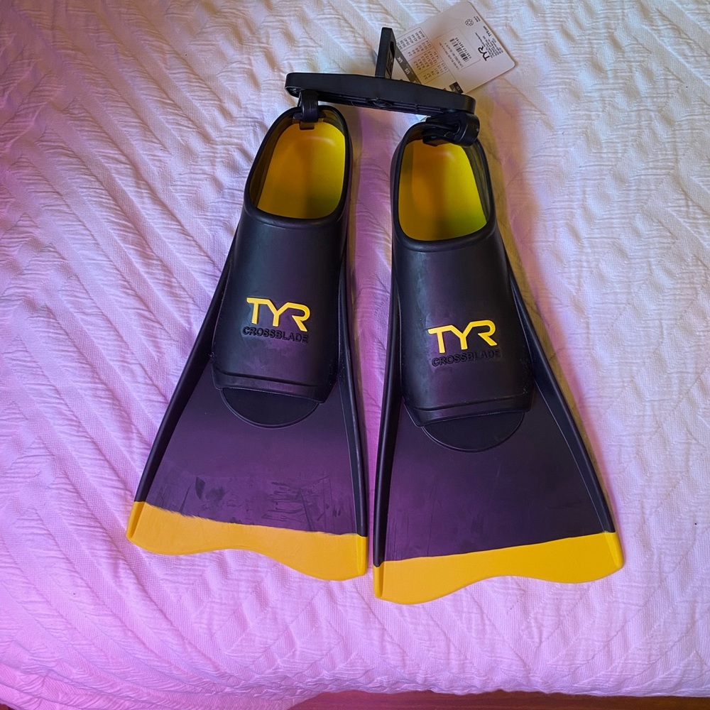 TYR Crossblade fins